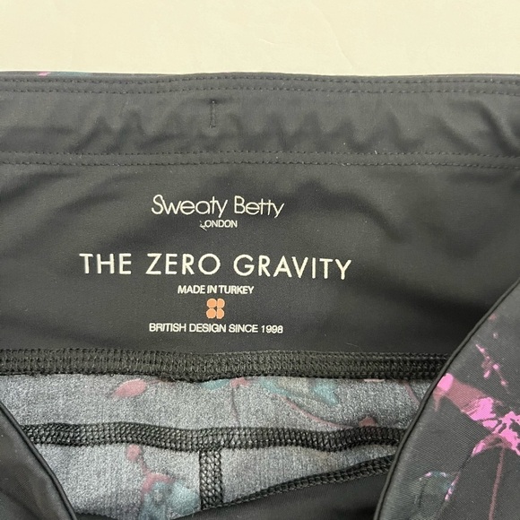 Sweaty Betty The Zero Gravity Leggings Size Small Black with Floral Print - Picture 3 of 8